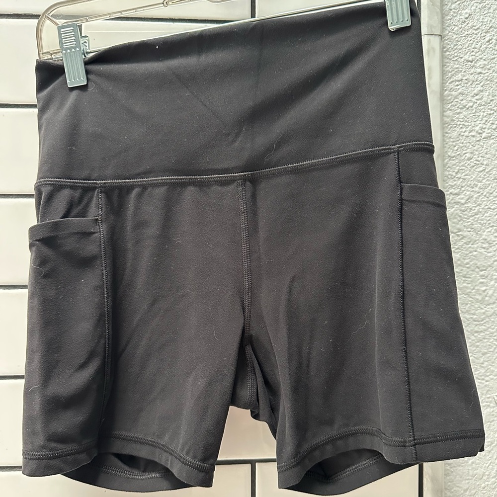 Athleta Salutation Stash High Rise 5 Short w/ Side Pockets